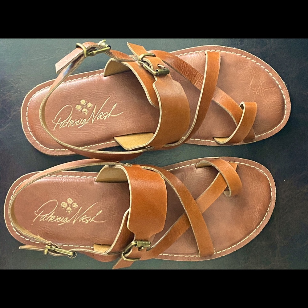 Lovely luggage color leather sandals.
